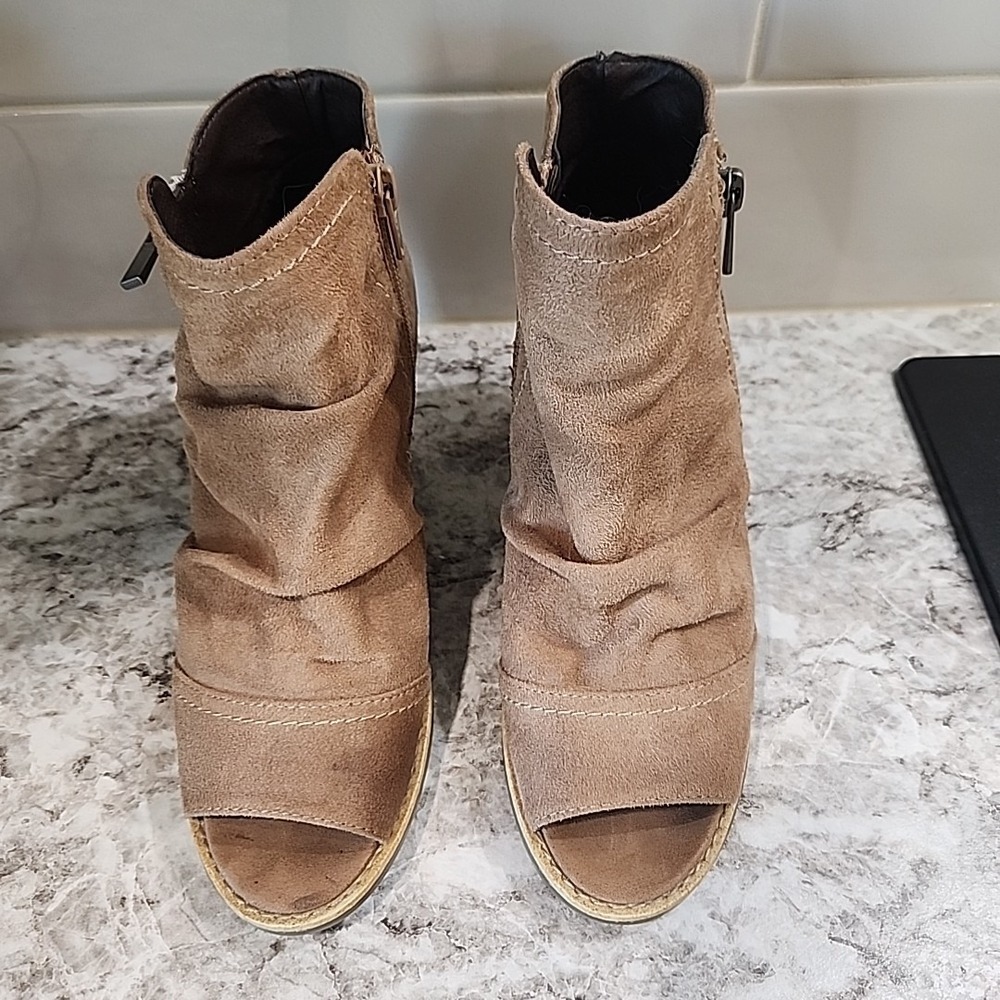 White Mountain Peep Toe Zip up Booties‎ Faux Suede Tan Gemini Size 6M